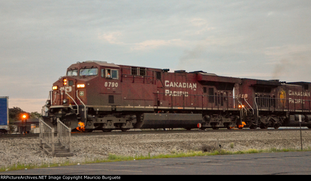 CP ES44AC Locomotive